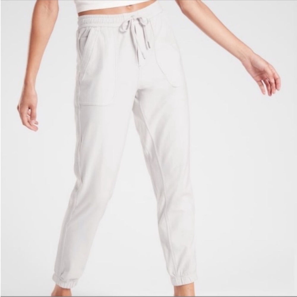 NWT Athleta Farallon Joggers in BCGR (Birch Grey / Cream) Size 0R - SOLD OUT